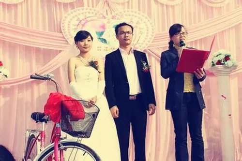 单位领导婚礼致辞怎么说 员工结婚领导讲话稿