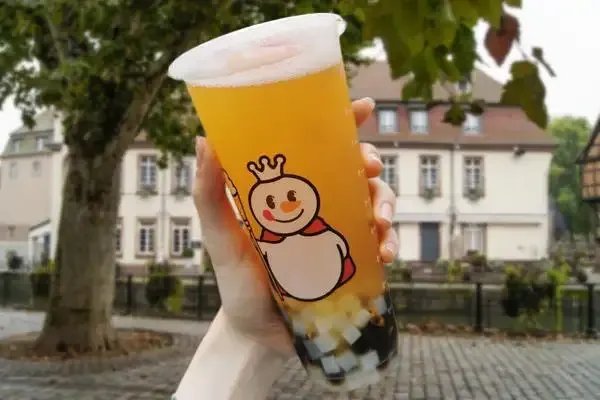 女子称蜜雪冰城中喝出活苍蝇乱爬，商家喊冤！这类事件为何频发？