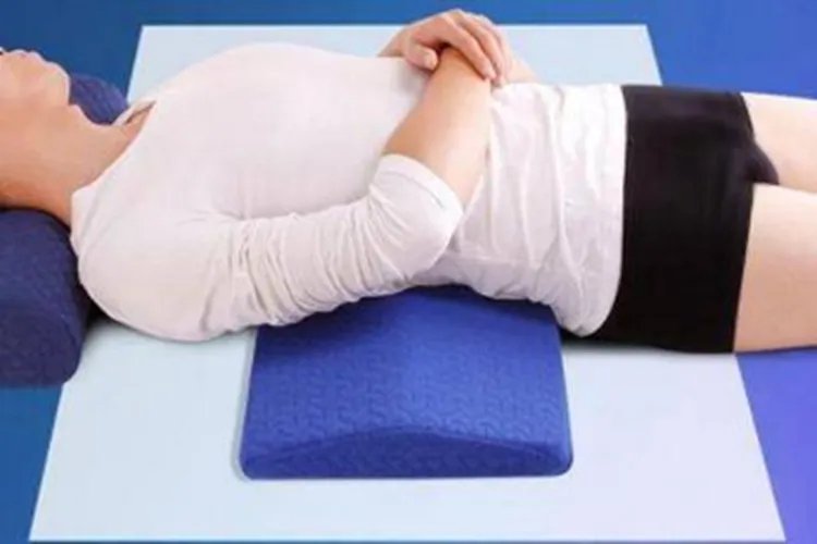 腰间盘突出手术后正确睡姿图