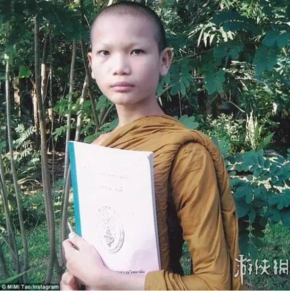 泰国和尚变性后当模特 有一副好身材大长腿比例惊人