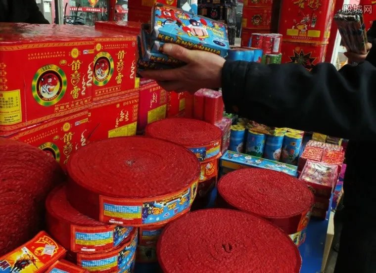 购买烟花爆竹实名制 零售点从80多个减少到30多个