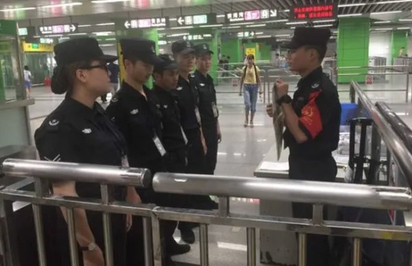 你如何看待深圳地铁一保安要求乘客给外国人让座这件事？