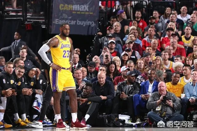 詹姆斯湖人首秀，30秒内两次“平框暴扣”，2万客场球迷为他欢呼，你如何评价？
