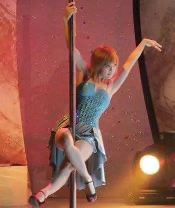 天天向上钢管舞:胸大屁股翘火辣钢管舞动作图