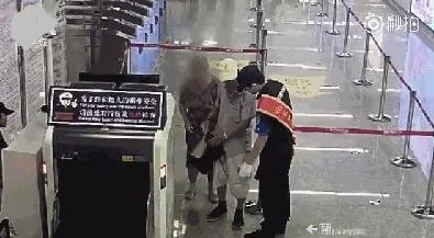 大爷为何拒安检还踹人？