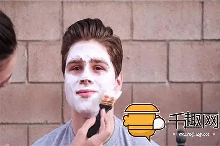 男子往脸上涂乳胶漆撕下奇迹出现（组图）