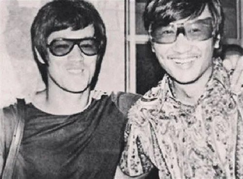 谢贤李小龙合照震惊网友 齐戴黑超非常有型