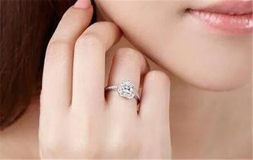 订婚需要戒指吗 订婚戒指戴哪个手指合适