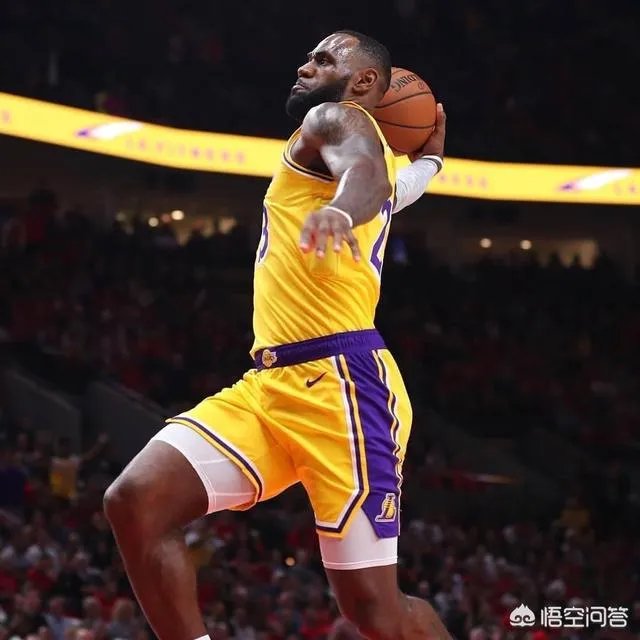 詹姆斯湖人首秀，30秒内两次“平框暴扣”，2万客场球迷为他欢呼，你如何评价？