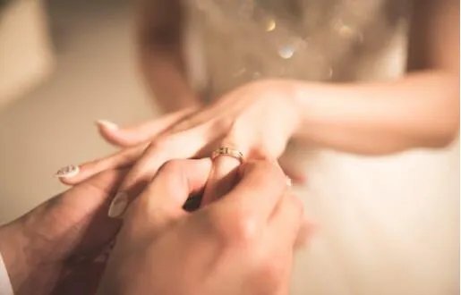 左手中指戴戒指是什么意思 十指戴戒指分别什么意思