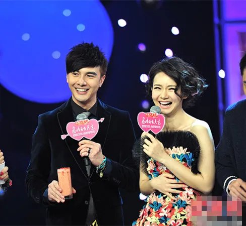 爱情自有天意首映大典众星聚首 海报真人秀揭露离奇谜案