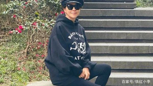 刘嘉玲参加富婆聚会，穿的年轻漂亮，现实中的她是什么样子的？