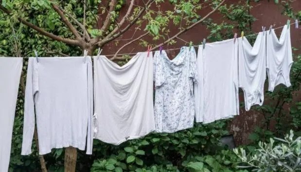 放在阴凉处慢慢晾干的衣服闻起来“臭臭的”，这主要因为