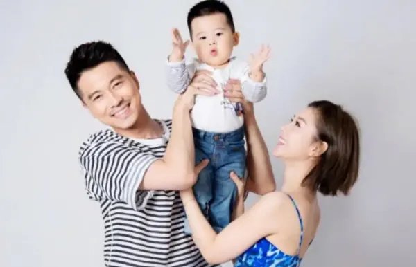 李小萌晒二胎儿子百天照，你怎么看待明星晒娃这件事？