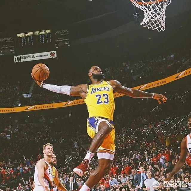 詹姆斯湖人首秀，30秒内两次“平框暴扣”，2万客场球迷为他欢呼，你如何评价？