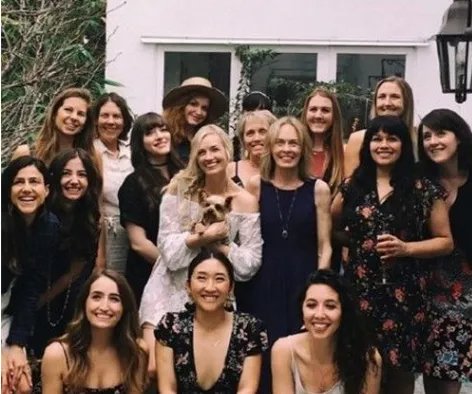 《破产姐妹》里的卡洛琳结婚了吗?