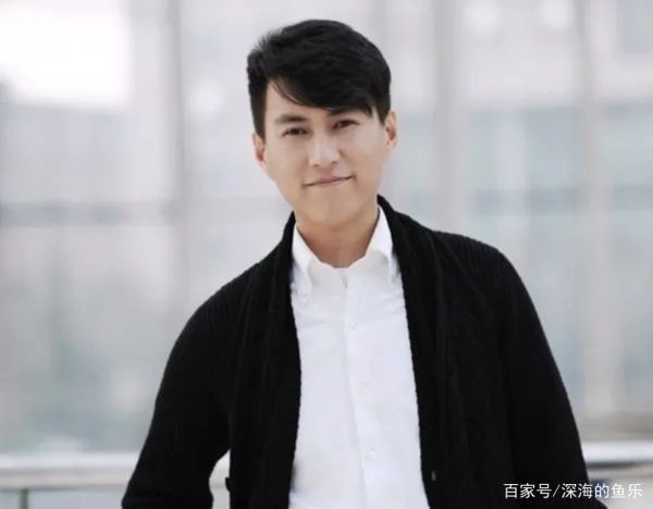 靳东43岁妻子晒近照已有白发，她在生活中有多简朴？