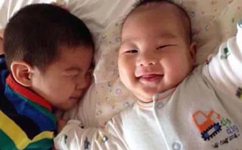 胡可沙溢儿子照片曝光 大小儿子模样似双胞胎