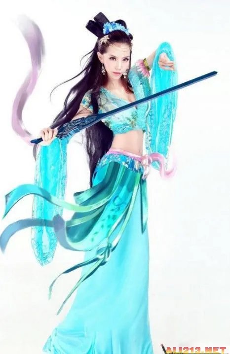 “CJ强吻门”叶梓萱古装COS 身材惹火 让人口干