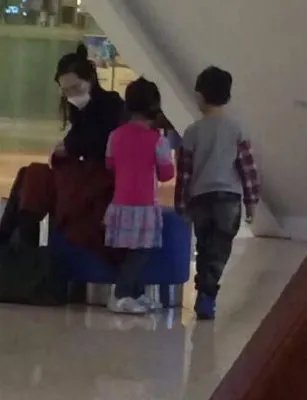 马蓉带儿女西安逛街 面带口罩小心出行