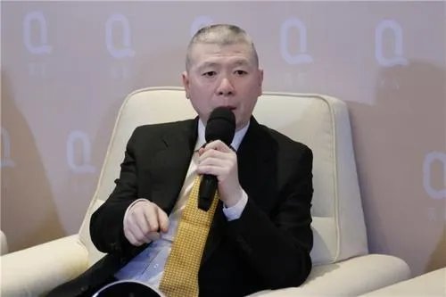 冯小刚的脸怎么了?