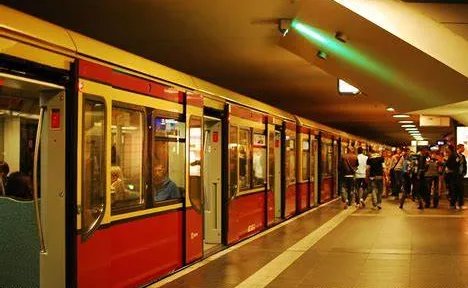 上海地铁二号线出现故障，你认为地铁建立越多越好吗？