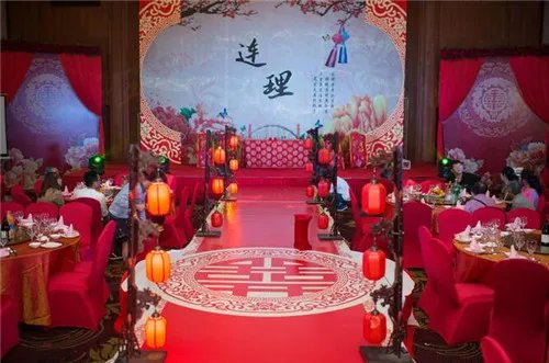 中式婚礼主持人可以穿西装吗 中式婚礼有哪些特点