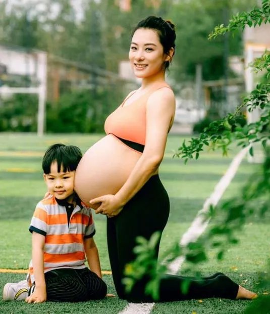 刘璇晒孕肚倒立照：如此大的肚子居然能倒立还劈叉