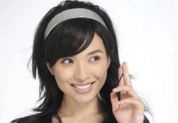 靳东43岁妻子晒近照已有白发，她在生活中有多简朴？