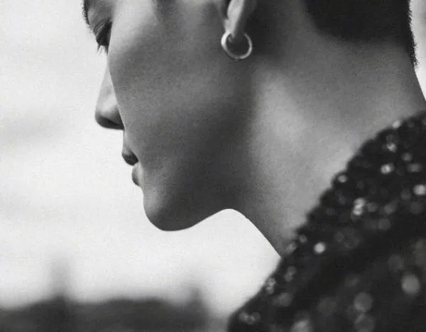 杨幂晒陈伟霆绝美睡颜照，夸师傅帅气无敌，他的颜值有多高？