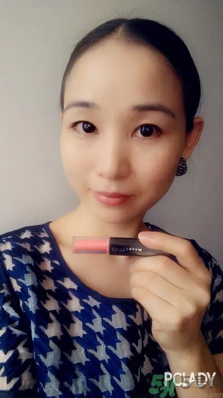 美宝莲好气色唇露色号试色 美宝莲好气色唇露怎么样