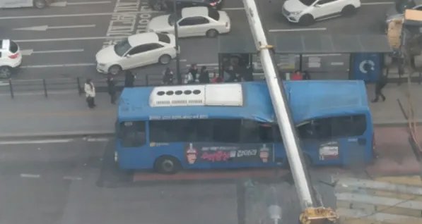 韩国首尔塔吊倒塌砸中公交车有人死伤吗？