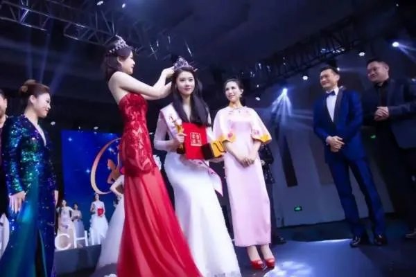 浙江21岁学霸成环球小姐中国冠军，这位学霸身上有哪些可贵的品质？