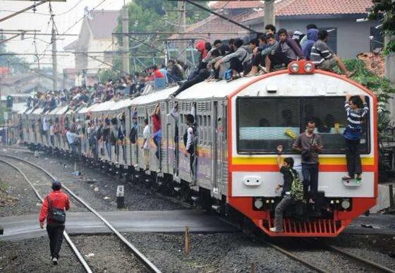 印度搭火车像打仗,有什么办法能改善现状?