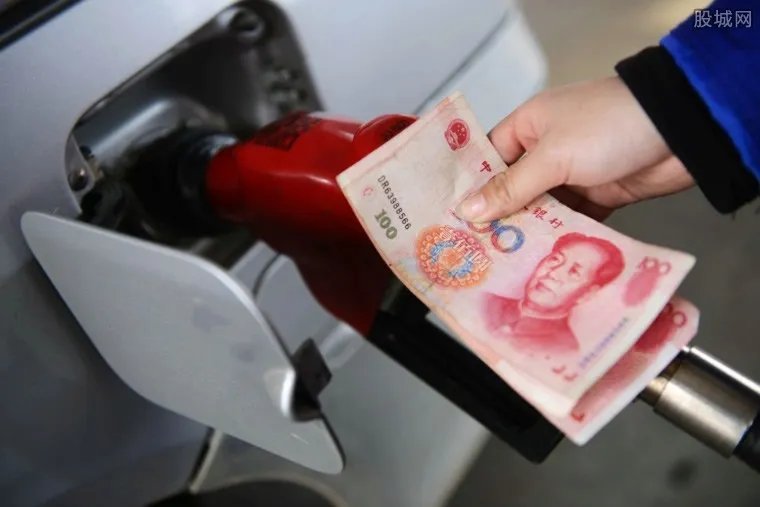 油价或创最大涨幅 加满一箱油要多花多少钱？