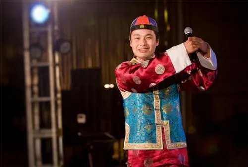 中式婚礼主持人可以穿西装吗 中式婚礼有哪些特点