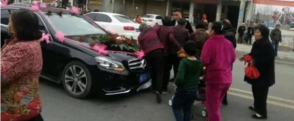 河南大爷大妈国庆组团拦婚车，现场到底发生了什么？