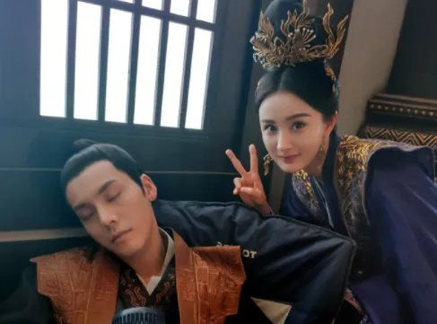 杨幂晒陈伟霆绝美睡颜照，夸师傅帅气无敌，他的颜值有多高？