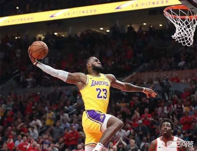 詹姆斯湖人首秀，30秒内两次“平框暴扣”，2万客场球迷为他欢呼，你如何评价？