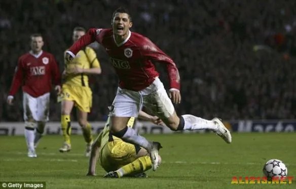 盘点足坛十大假摔王 C罗苏神布教授领衔无罗本