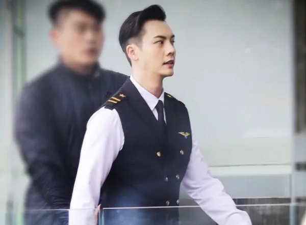 杨幂晒陈伟霆绝美睡颜照，夸师傅帅气无敌，他的颜值有多高？