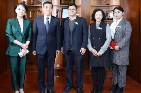 东兴证券回应美女组合海报引热议,此事为个人自费拍摄,该公司会追责吗?