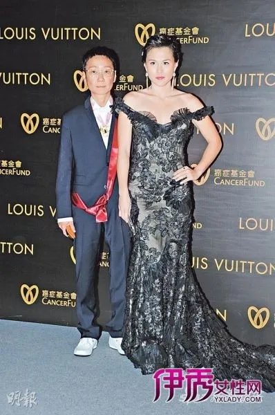 赵式芝杨如芯同性情侣扮贵族出席舞会(图)