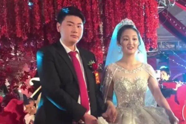 大衣哥儿媳自曝还没领证，大衣哥儿媳未婚同居办酒席图的啥？