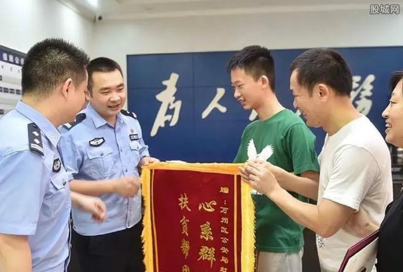 男生拿着清华录取通知书跑进派出所 真相竟是这样令人感动