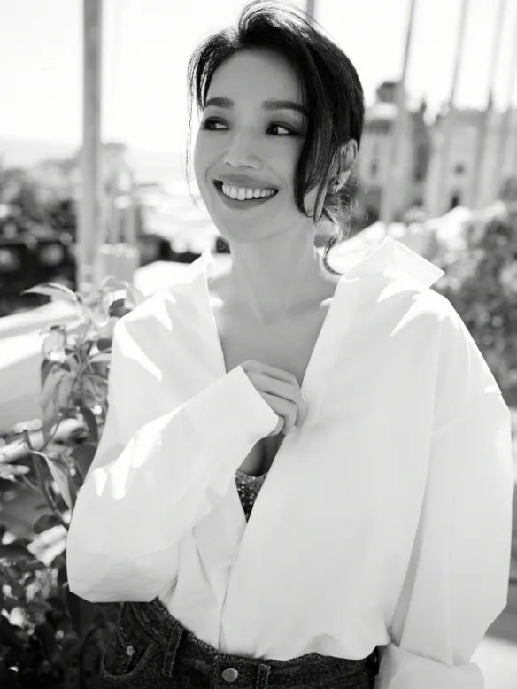 舒淇现身威尼斯电影节曝黑白写真 深V白衬衫松弛优雅