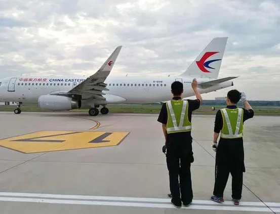 “飞机拜拜员”回应意外走红，网友直言被可爱到了，你怎么看？