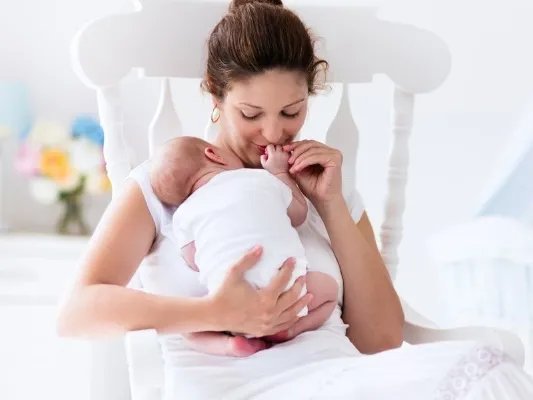 宝宝歪脑袋，当心“斜颈”！宝爸宝妈学会这4招积极干预