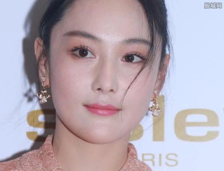 张馨予暗自与范爷较劲 与前男友床照被扒出