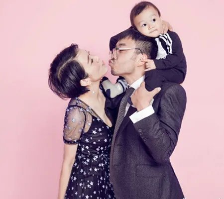 杨乐乐晒汪涵合影秀恩爱  一家三口全家福曝光
